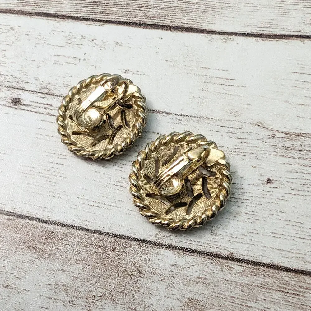 Vintage Clip On Earrings - Cream & Gold Tone Fancy Design